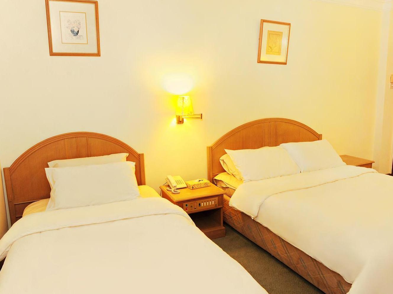 Borneo Hotel Kuching Bagian luar foto